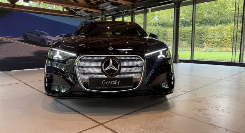 Szép. Nagyon szép. De vajon ezt jelenti ma a luxus? Az új elektromos Mercedes-Benz C-osztály nyomában