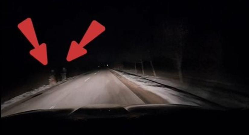 A vaksötétben bukkant fel valami a rendőrautó előtt, döbbenetes dolgot látni a csépai videón