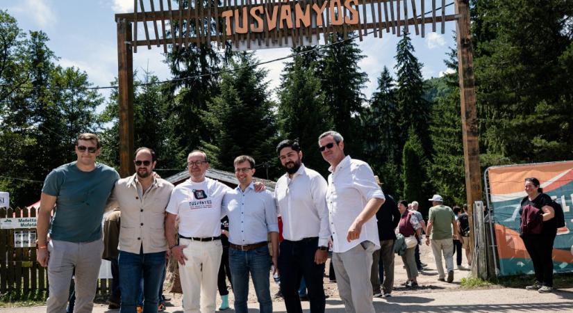 A Soros Sátán kormánya és a csülökre várakozó Bayer Zsolt – a 35. tusványos szabadegyetem képeken