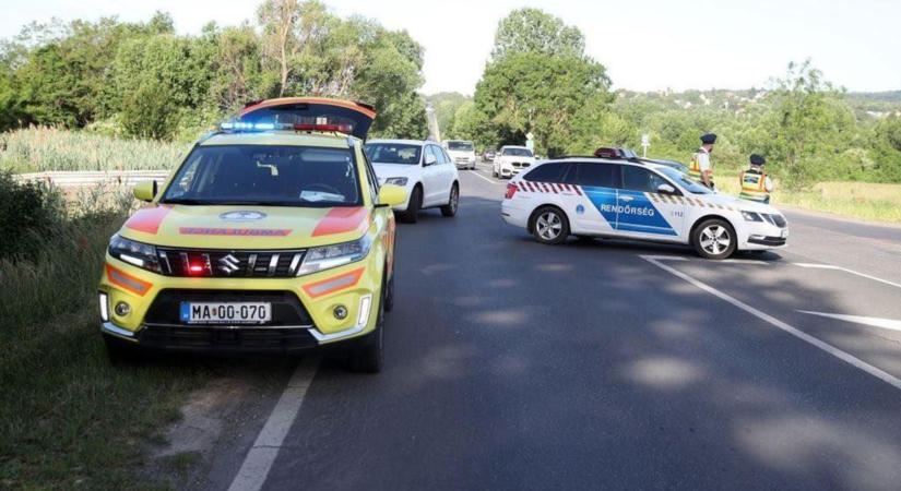 Baleset történt az 56-os főúton: árokba hajtott egy autó
