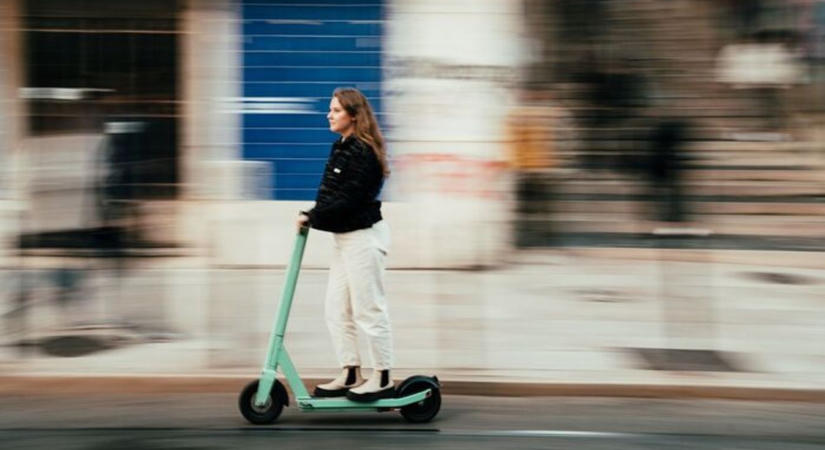 Elképesztő felelőtlenség: elektromos rollerrel hajtott fel az autópályára egy nő