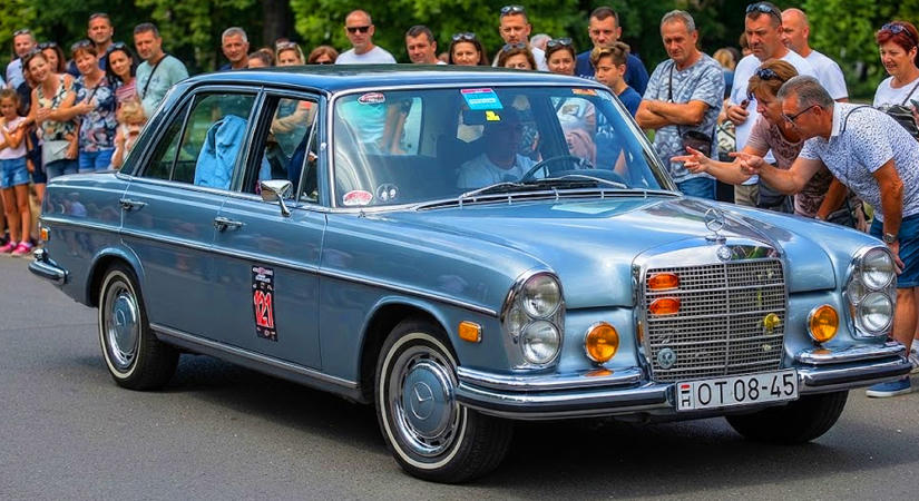 Nagy volt a csodálkozás: Különleges veteránautók gurultak be Dunaharasztira