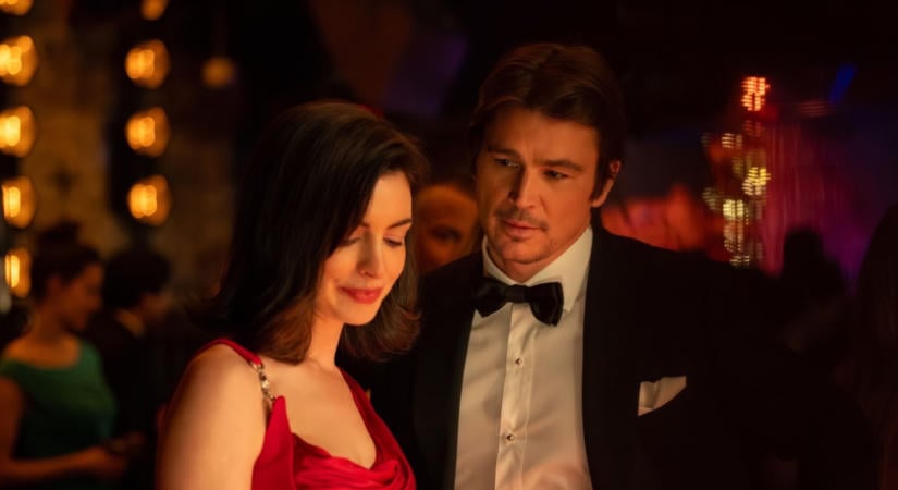 Anne Hathaway és Dakota Johnson együtt egy hátborzongató romantikus bűnügyi filmben a mozikban