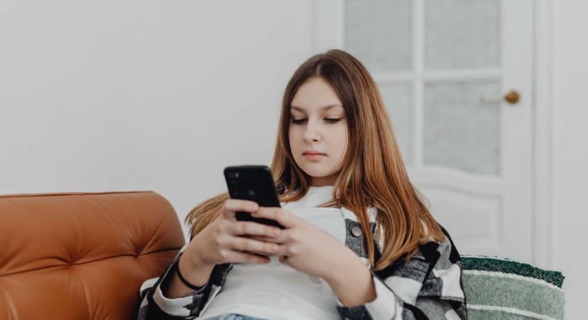 Már egy filmet sem néznek végig telefonozás nélkül – Ki tanítsa meg a gyerekeket jól használni a digitális világot?