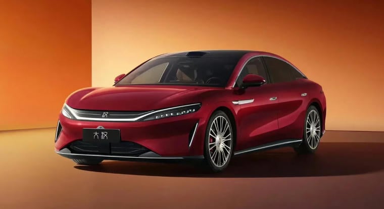 A BYD új elektromos autója 1000 km megtételére képes és 9 perc alatt teljesen feltöltődik, de azért van apróbetűs rész is