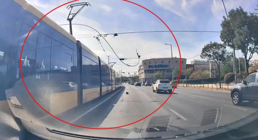 Autóra csapódott az 1-es villamos felsővezetéke Budapesten – videón a döbbenetes pillanat