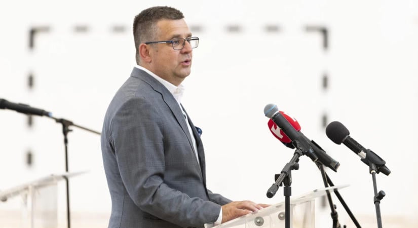 „Nem tudom, miről szól a Volánbusz-ügy” – nyilatkozta a volt miniszter, majd őrizetbe vették
