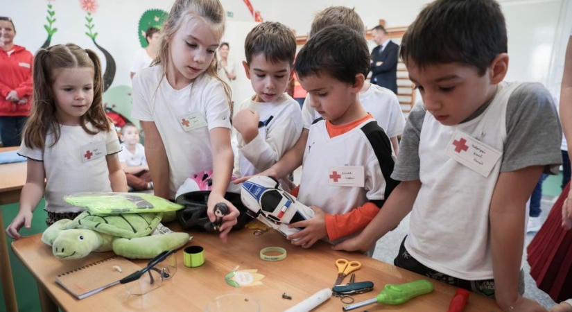 „Na szia mentő!” – Egy 4 éves kisfiú hőstette inspirálta a legújabb zalaegerszegi óvodai programot (galéria, videó)