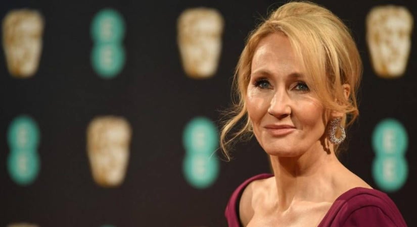 „Ahol a nők vetkőznek, ott vetkőznek ők is” – J. K. Rowling szerint elitista lett a transzaktivizmus
