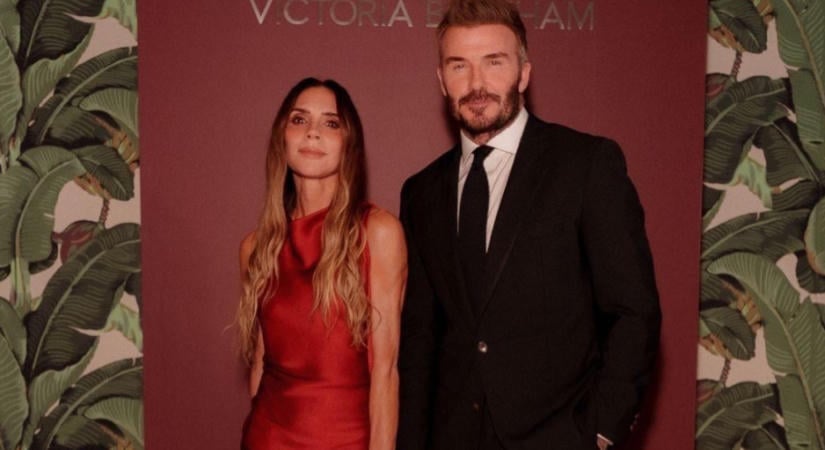 Victoria Beckham ebben vörös szaténruhában ünnepelte karrierje újabb mérföldkövét, mindenki őt nézte