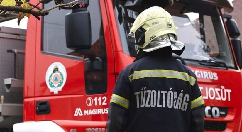 Teljes útlezárás Tiszaújvárosban! Két autó ütközött össze, a tűzoltóság is a helyszínen