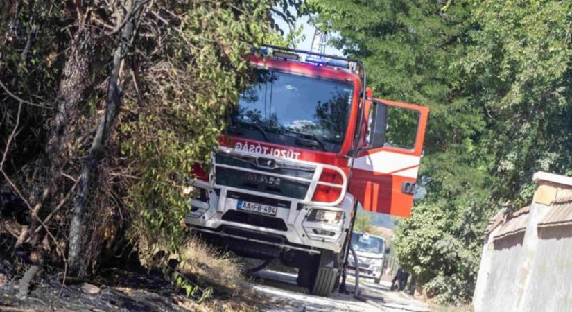 Teljes terjedelmében égett egy vályogház, gázpalackot is kivittek az épületből