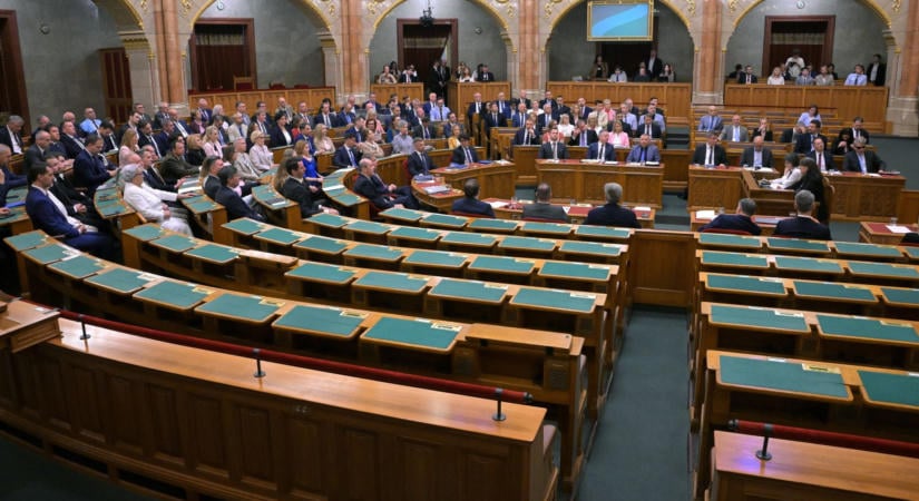 Mi köze van Hankó Balázsnak Tom Hankshez? – súlyos ügyekről nagyon lazán a Tisztelt Házban