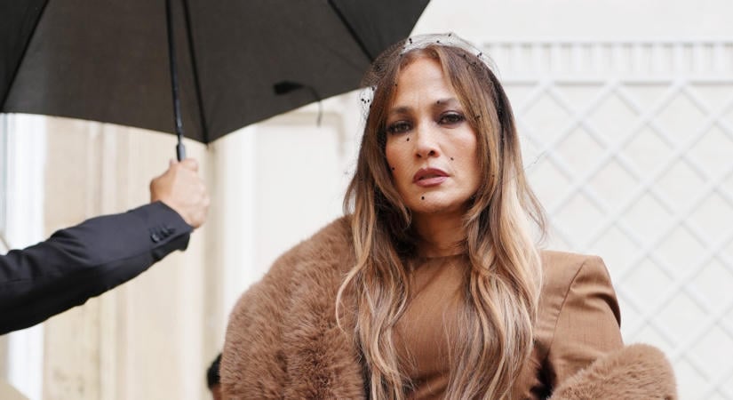 Jennifer Lopez bőrig ázva ült a párizsi divathéten – nem csoda, hogy látványosan bosszankodott