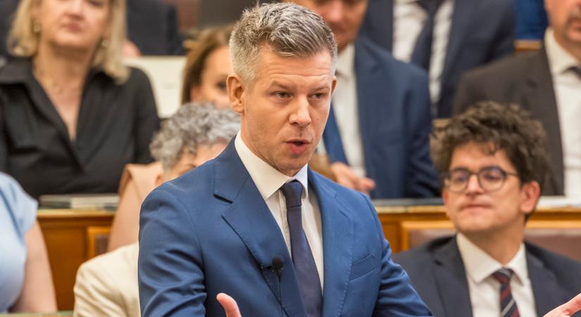 Magyar Péter visszavágott Áder Jánosnak: „Ebben a szerény 720 m²-es, adófizetői pénzen felhúzott villában húzza meg magát” – videó