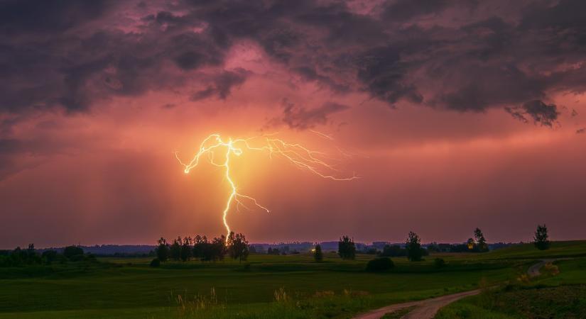 Kiadták a riasztást! Óriási vihar tart hazánk felé: villámlás és jégeső is lecsaphat