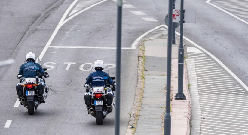 7 métert repült az elgázolt motorosrendőr Baján