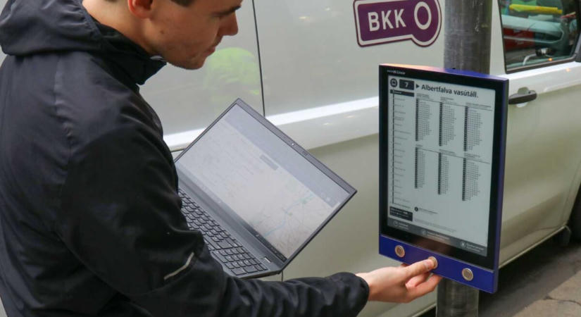 Zseniális újítás jelenik meg a budapesti buszmegállókban