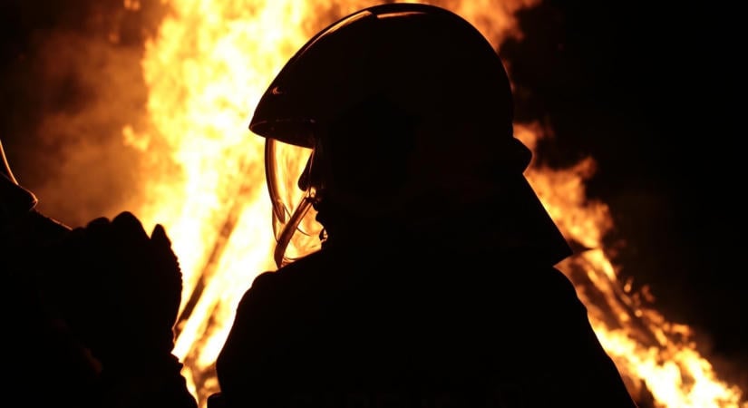 Lángolt a belvárosi ruhaüzlet – Tűzbogár visszatért gyönyörködni a helyszínre