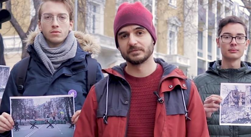 Tompos Márton az orosz nagykövetségre kihelyezett képekkel hívta fel a figyelmet az orosz agresszió borzalmaira