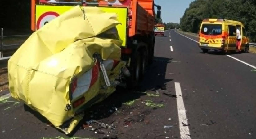 Kaszálásból rémálom: többszörös előjelzés sem állította meg a munkagépbe rohanó autót az M7-esen Zalában