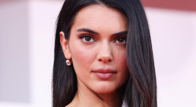 Kendall Jenner a ’90-es évek legforróbb trendjével hódítja meg Velencét