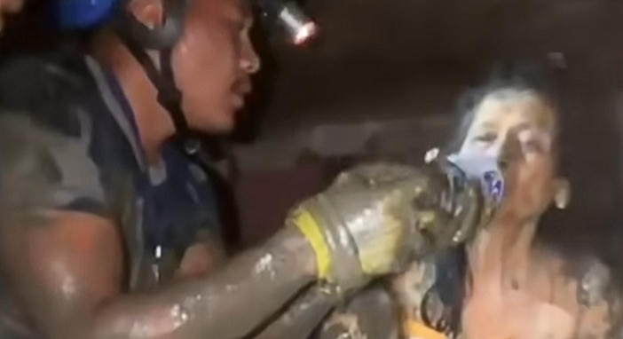 Videó: Tíz nap után mentettek ki egy nőt a nepáli villámáradás romjai alól