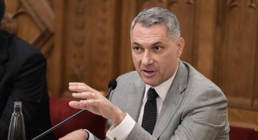 Lázár János 13 milliós bírságot kapott, mindent el kell bontania