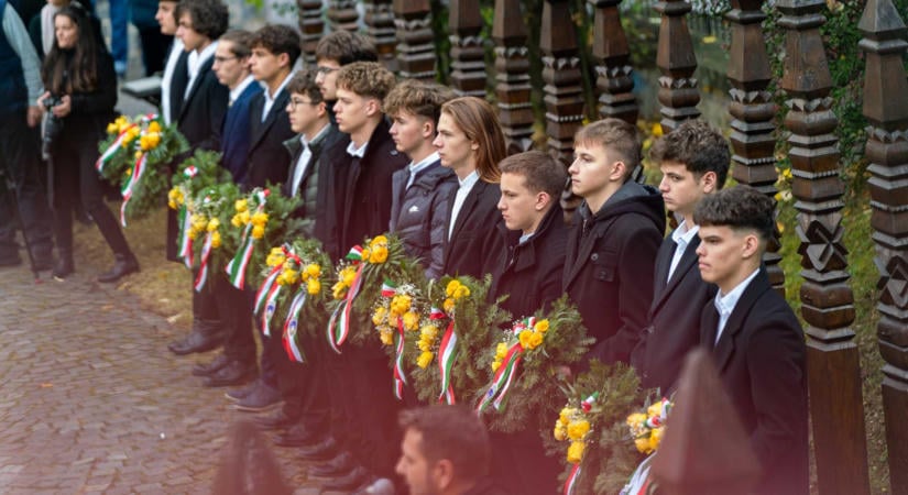 Kopjafáktól a honvédemlékműig: az aradi vértanúk előtt tiszteleg Sepsiszentgyörgy