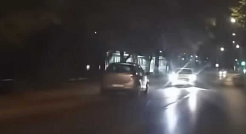 Hajmeresztő manővert vettek videóra, forgalommal szemben, világítás nélkül vezetett egy idős nő