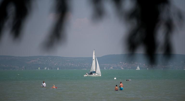 Pokoli a hőség a Balatonban is, 32,9 Celsius-fokot mértek a víz felszínén