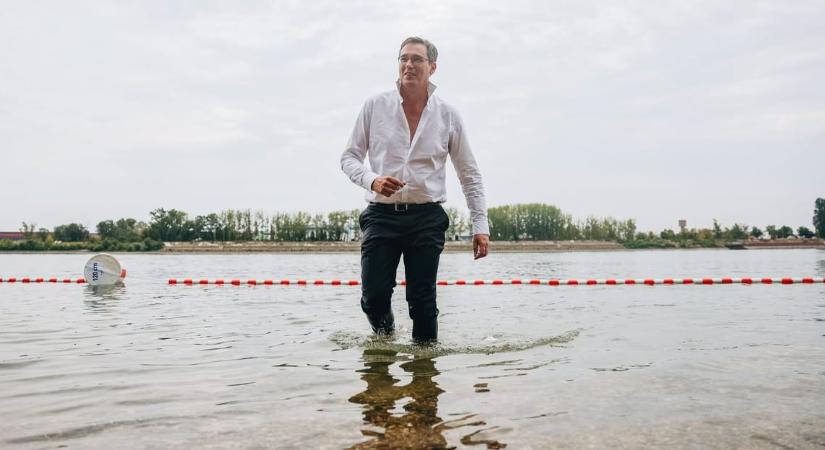 Karácsony Gergely Colin Firth ikonikus jelenetét idézve nyitott meg egy strandot a Dunán