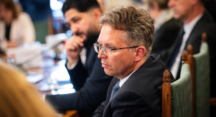 Hankó Balázs pedofilnak titulált egy olyan bábelőadást, amely gyerekeknek segít felismerni a szexuális zaklatást