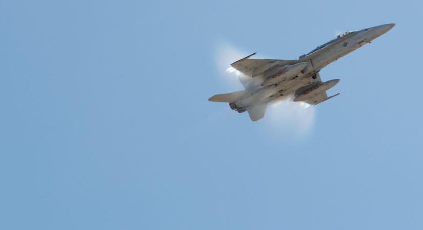 Csodával határos módon élve sétált el a lezuhant F-18-as vadászgépétől egy amerikai pilóta