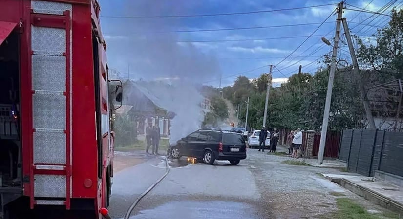 Kigyulladt egy Opel Astra Taracközön