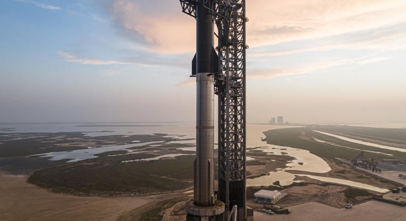 Új űrkorszakba léptünk: először állt pályára a SpaceX óriásrakétája