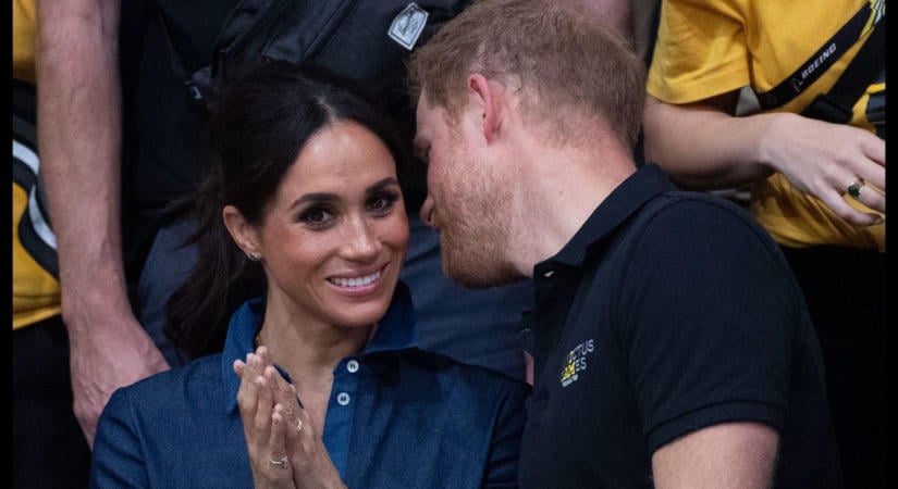 Harry herceg és Meghan Markle kézen fogva romantikáztak egy brit bárban – most először fotózták őket együtt a visszatérésük óta
