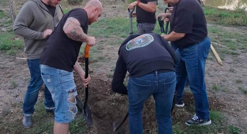 Motorosok ragadtak ásót Szőnyben: különleges módon emlékeztek az aradi vértanúkra