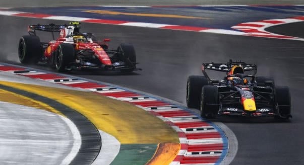 Verstappen nyerte a halasztott sprintet, Russell kiesett