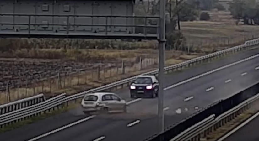 Hatalmasat csattant egy autó az M4-esen, a másik sofőr egy ideg nézte, majd elhajtott