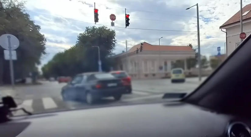 Nem hajtott át a piroson, majdnem belerohantak hátulról: ilyenkor ki a hibás?