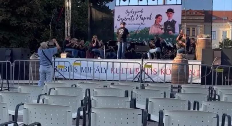 Nem ülhettek le az emberek a szüreti fesztiválon, fideszeseknek meg ispánoknak kellett a hely