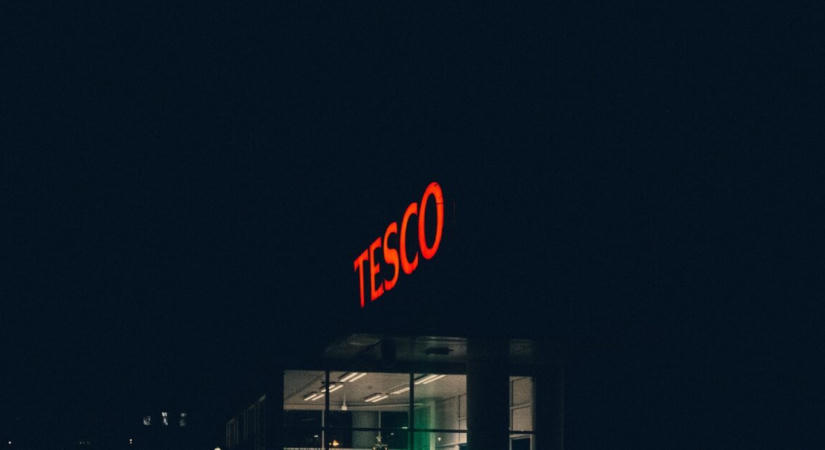 Feltörtek egy bankautomatát a Tesco egyik üzletében vidéken