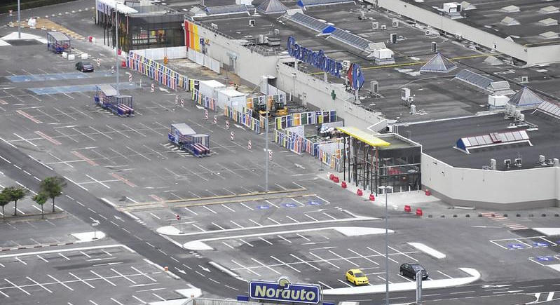 Kitiltja az elektromos autókat tetőparkolóiból a Carrefour Belgium