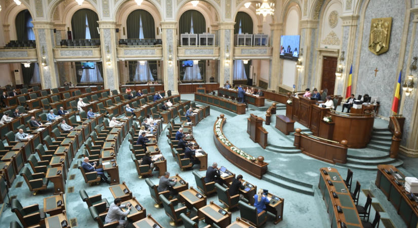 Enyhítik a szerződéses állami alkalmazottak összeférhetetlenségi szabályait
