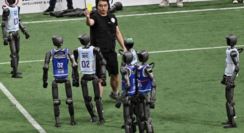 Usain Bolt rekordját megdöntötték, aztán darabokra hullottak a pekingi robotolimpia versenyzői