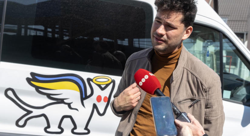 Biciklis futárnak állt a Kutyapárt parlamenti listavezetője
