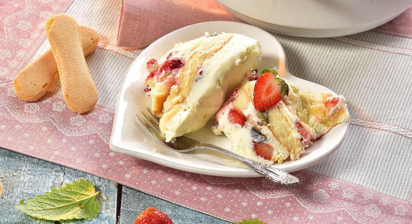Sütés nélküli finomság: erdei gyümölcsös, babapiskótás „lasagne”