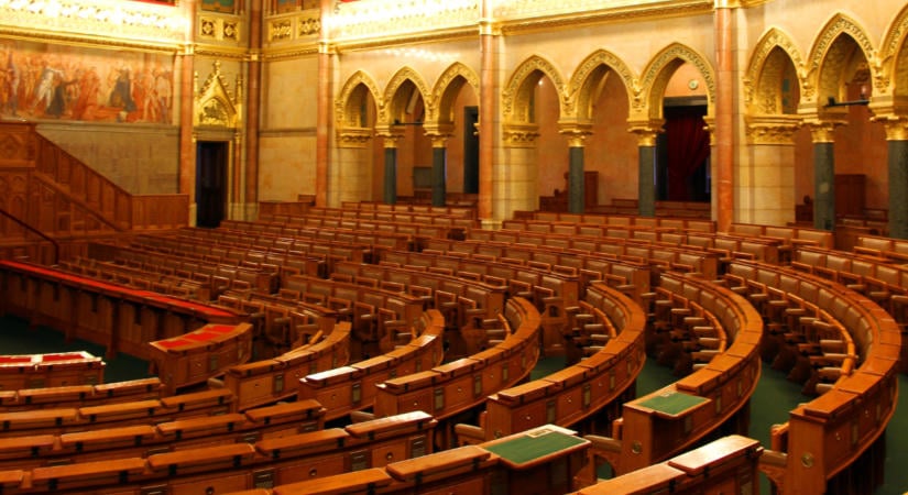 A bizottság nem javasolta, a parlament mégis felfüggesztette a mentelmi jogokat – hogy lehet ez?