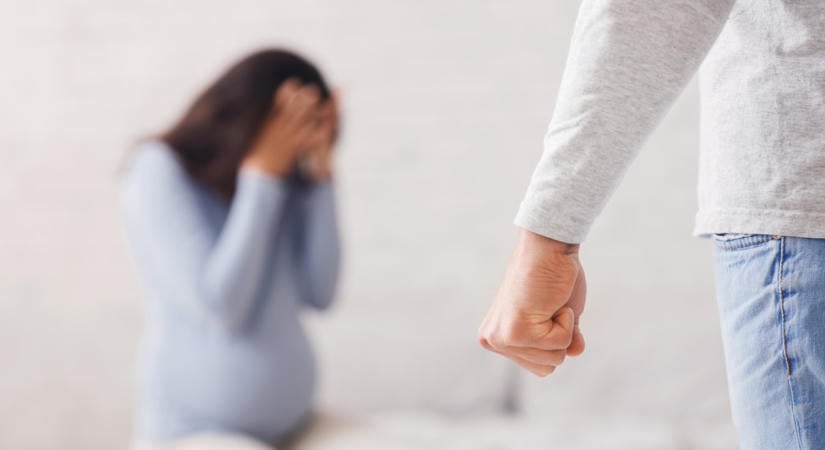 Halott gyermeket szült egy farmosi nő, miután többször megverte az élettársa